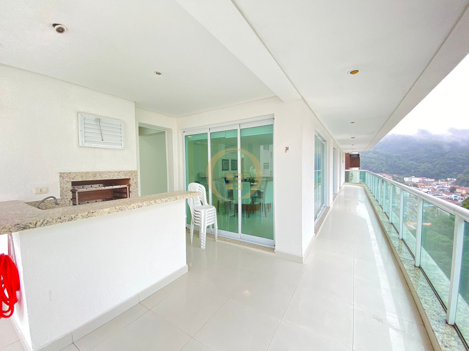 Apartamento na Praia das Pitangueiras, Guarujá - SP