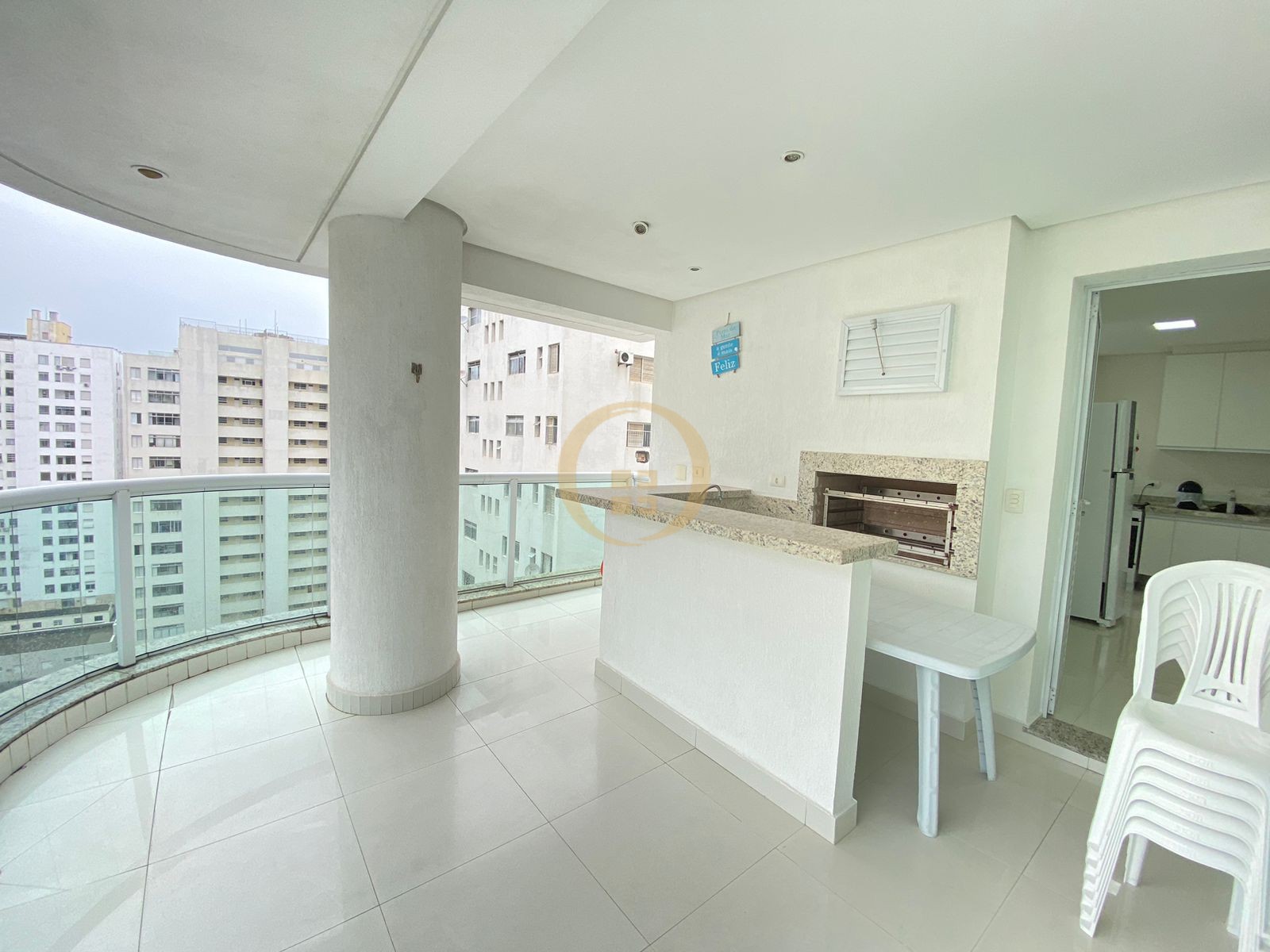 Apartamento na Praia das Pitangueiras, Guarujá - SP