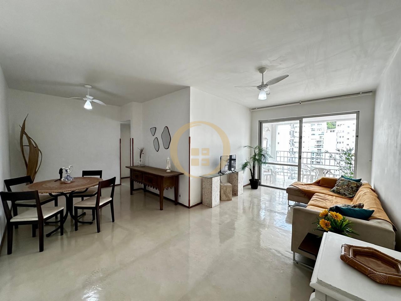 Apartamento na Praia das Pitangueiras, Guarujá - SP