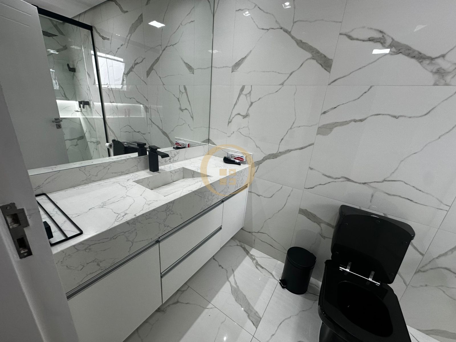 Apartamento na Praia das Pitangueiras, Guarujá - SP