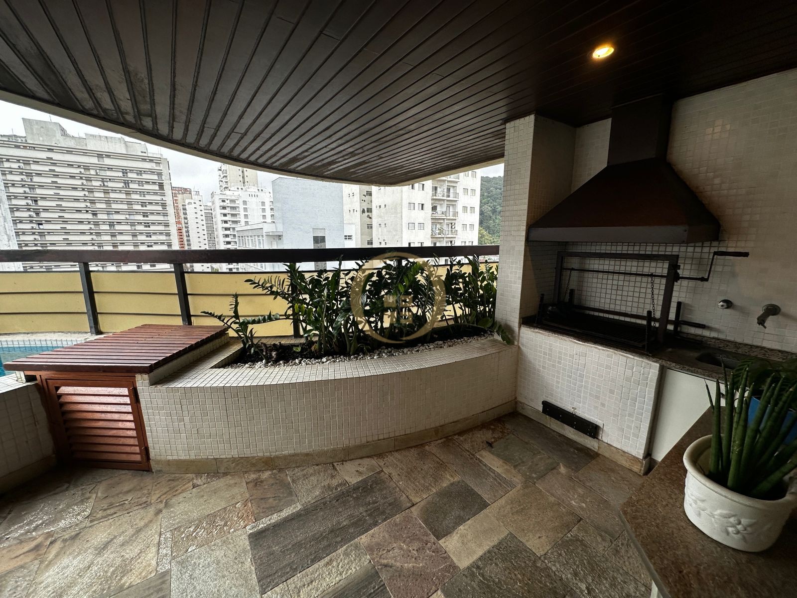 Apartamento na Praia das Pitangueiras, Guarujá - SP