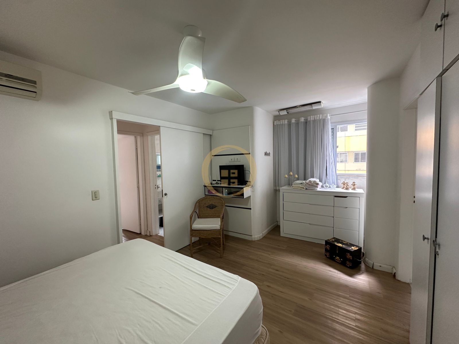 Apartamento na Praia das Pitangueiras, Guarujá - SP