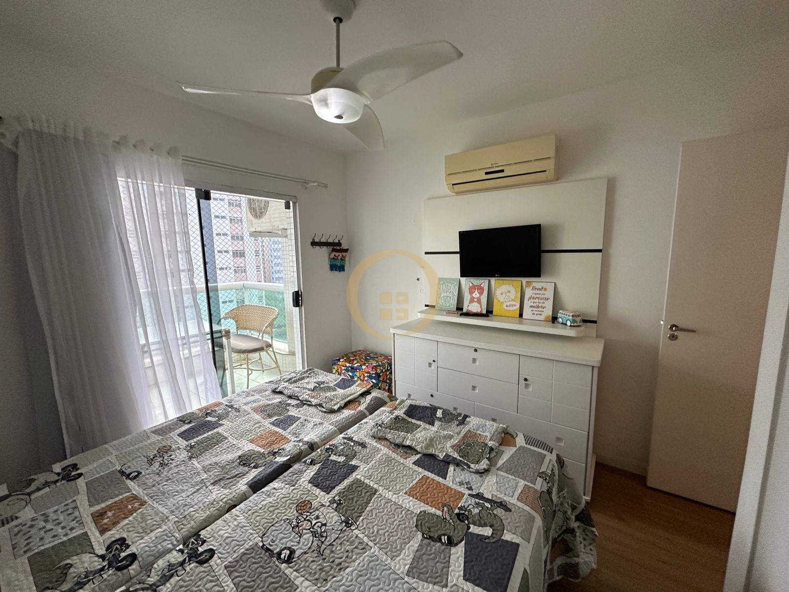 Apartamento na Praia das Pitangueiras, Guarujá - SP