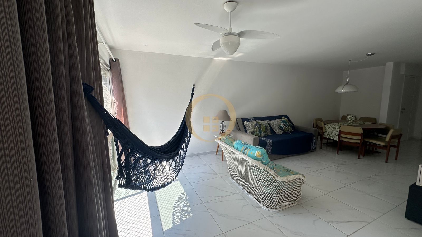 Apartamento na Praia das Pitangueiras, Guarujá - SP