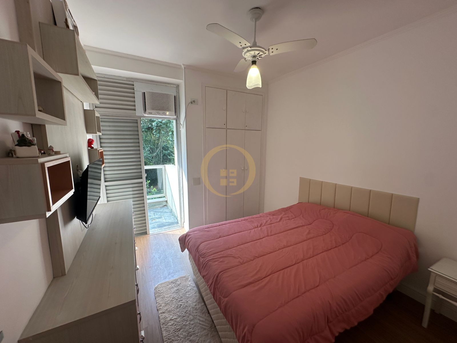 Apartamento na Praia das Pitangueiras, Guarujá - SP
