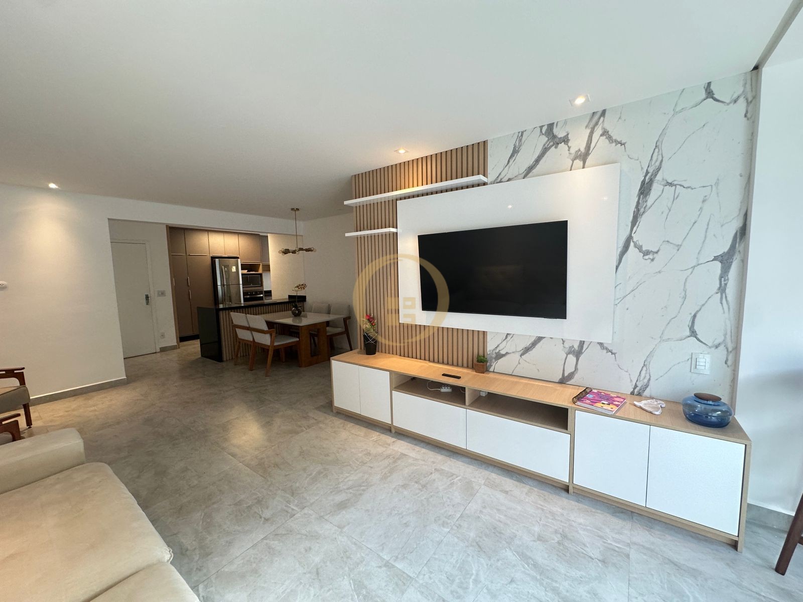 Apartamento na Praia das Pitangueiras, Guarujá - SP