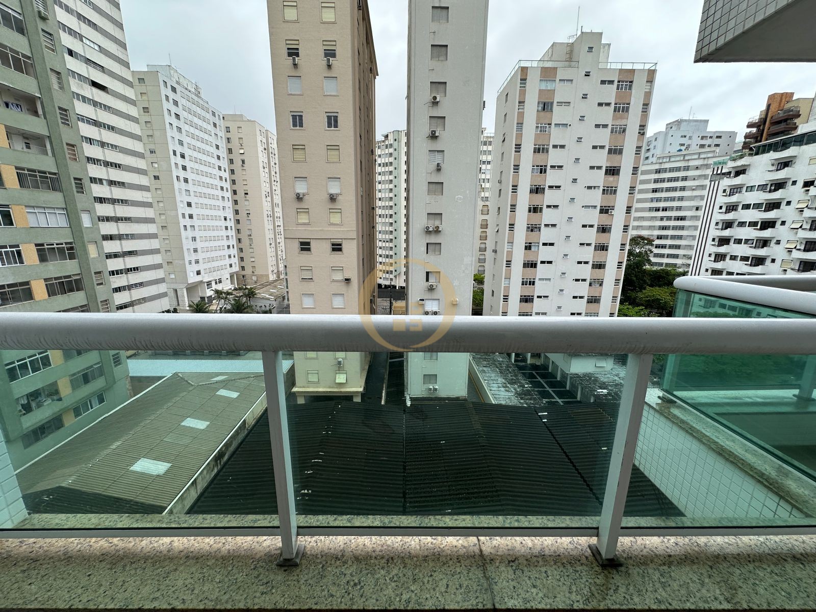 Apartamento na Praia das Pitangueiras, Guarujá - SP