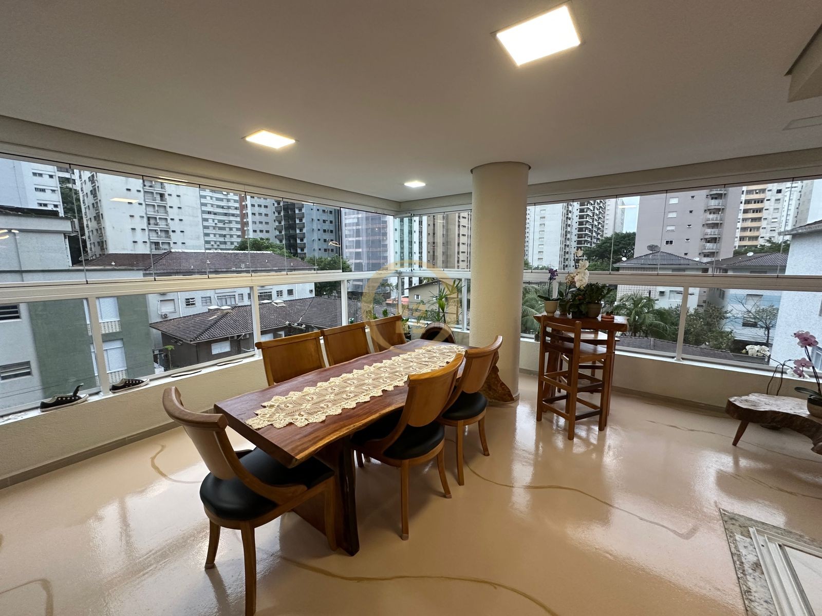 Apartamento na Praia das Pitangueiras, Guarujá - SP