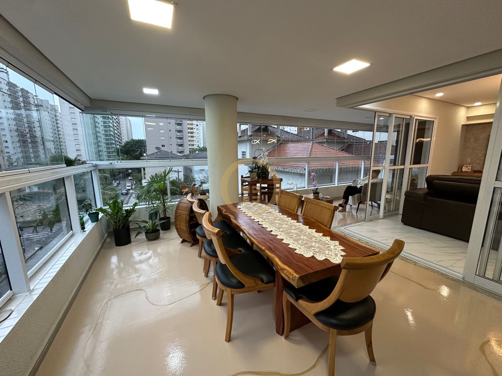 Apartamento na Praia das Pitangueiras, Guarujá - SP