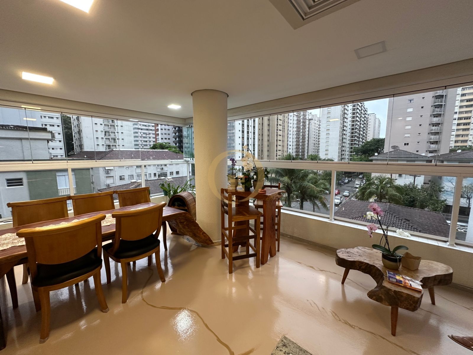 Apartamento na Praia das Pitangueiras, Guarujá - SP