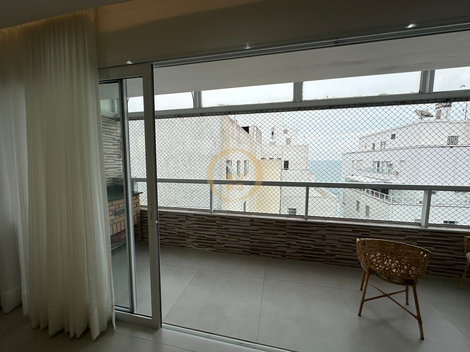 Apartamento na Praia das Pitangueiras, Guarujá - SP
