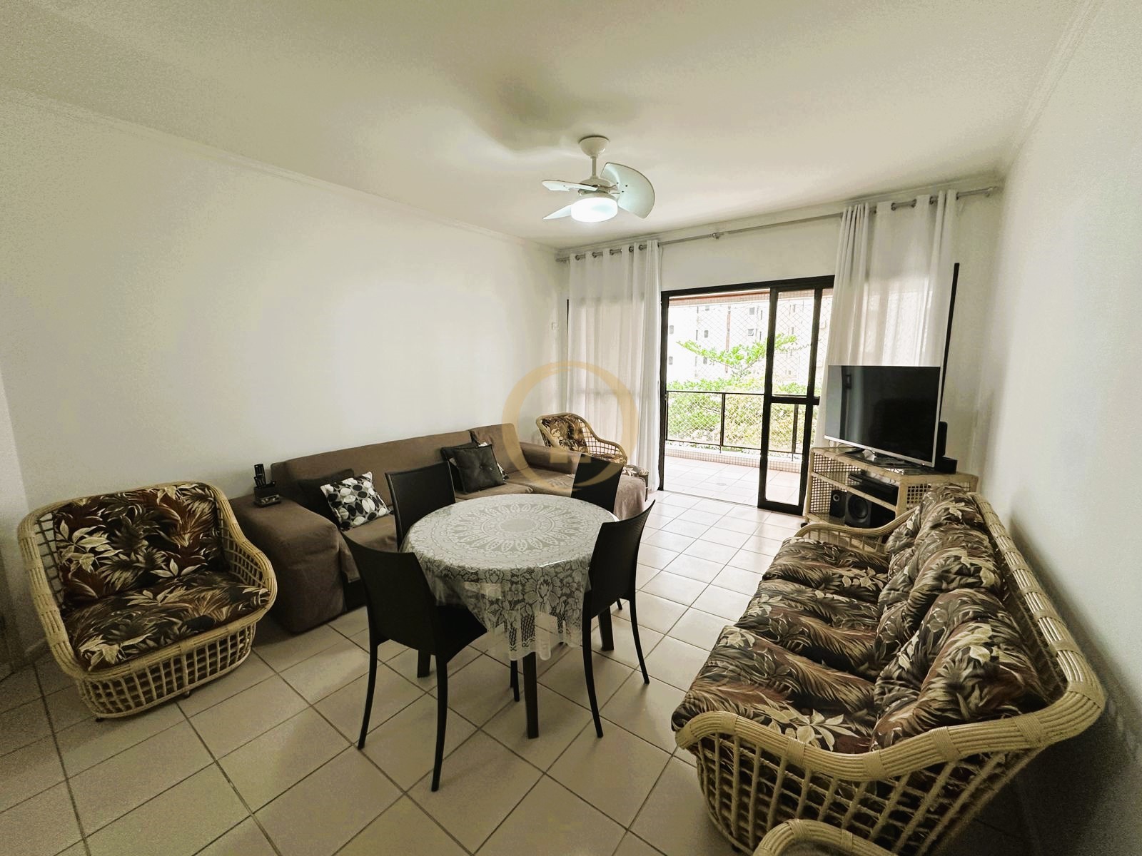 Apartamento na Praia das Pitangueiras, Guarujá - SP