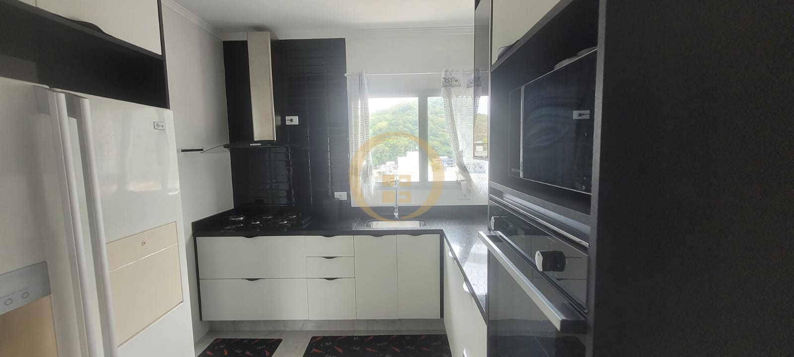 Apartamento na Praia das Pitangueiras, Guarujá - SP