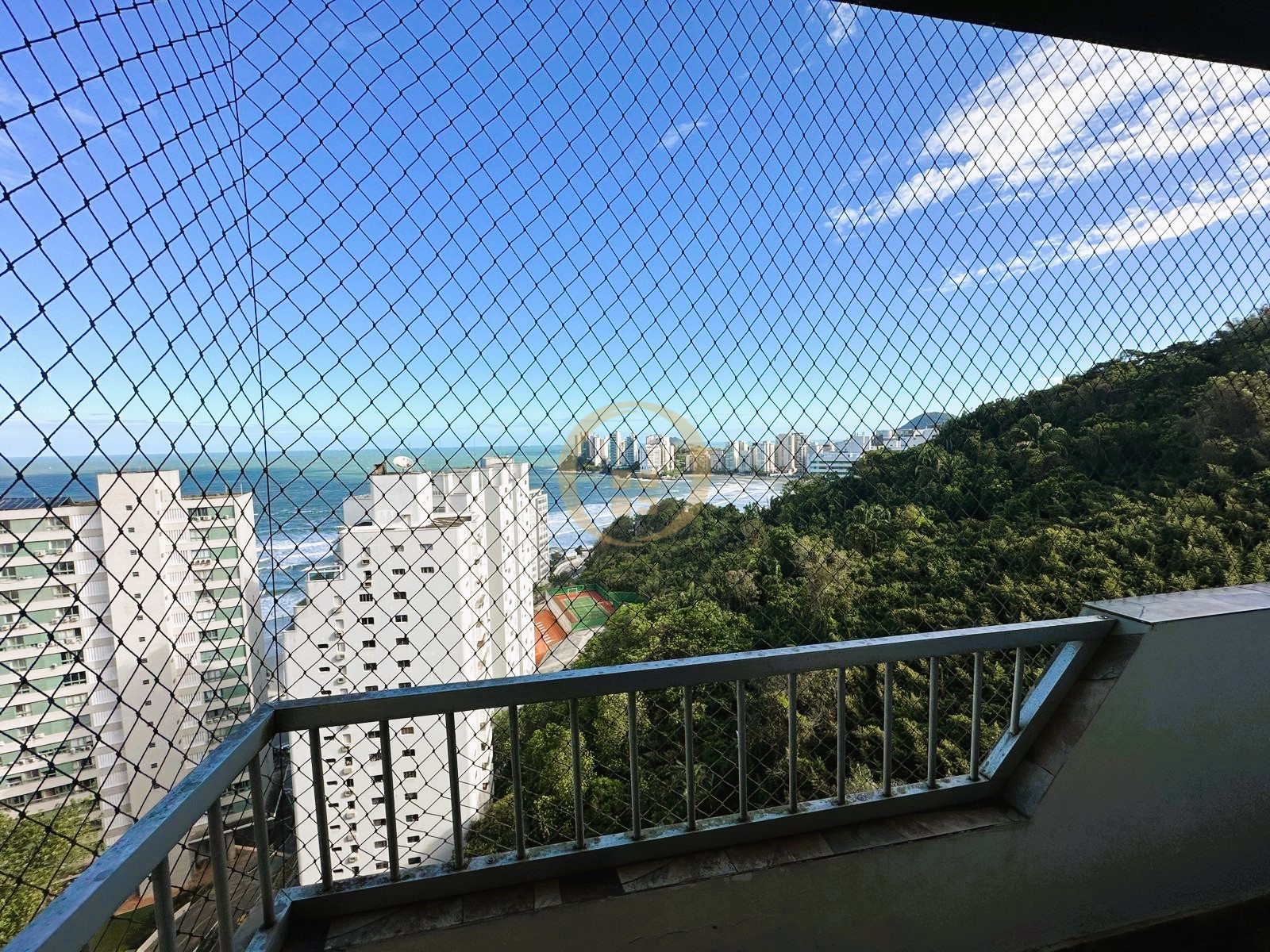 Apartamento na Praia das Pitangueiras, Guarujá - SP