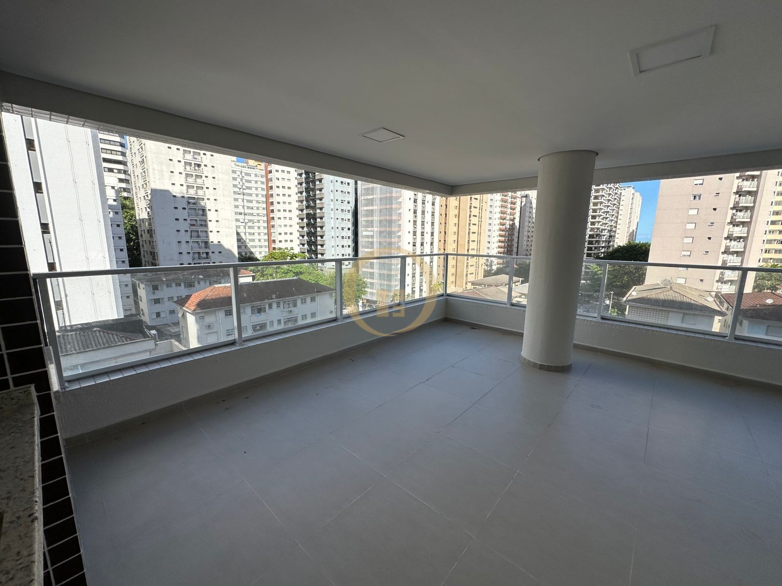 Apartamento na Praia das Pitangueiras, Guarujá - SP