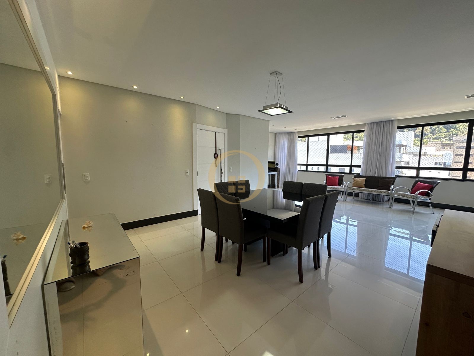 Apartamento na Praia das Pitangueiras, Guarujá - SP