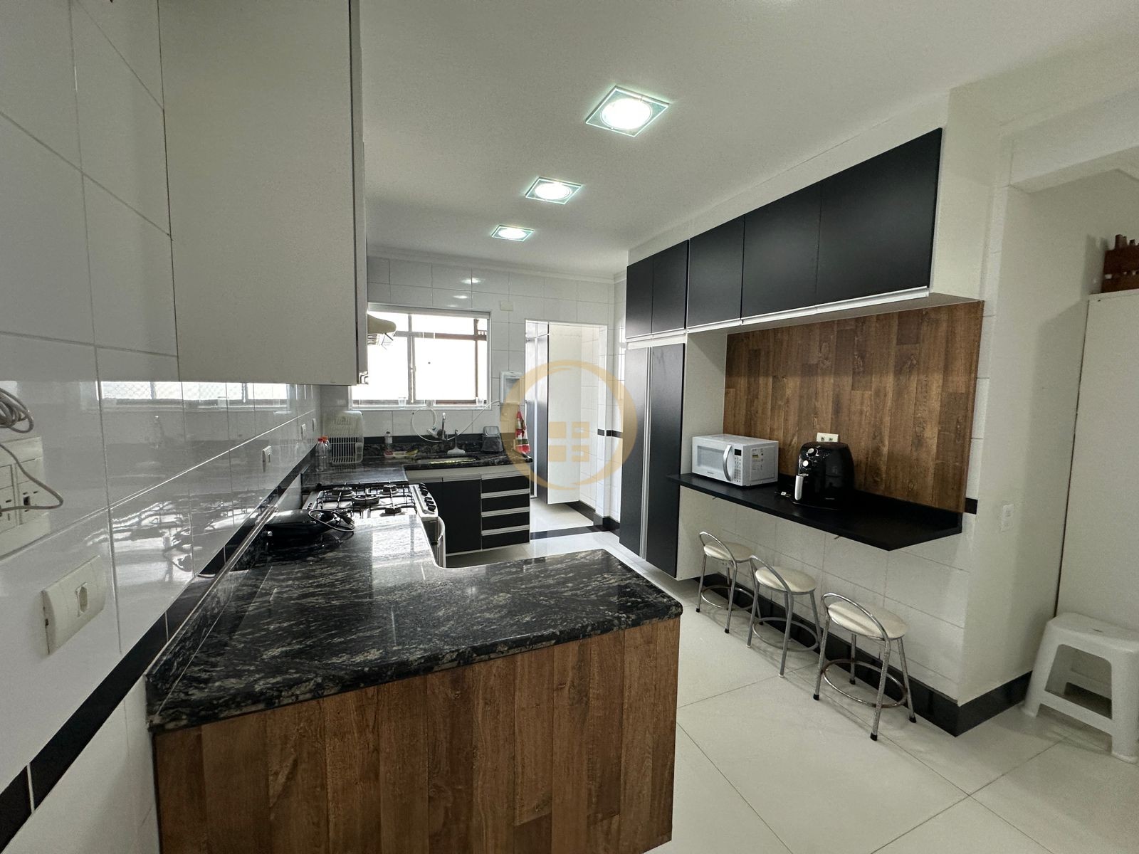 Apartamento na Praia das Pitangueiras, Guarujá - SP