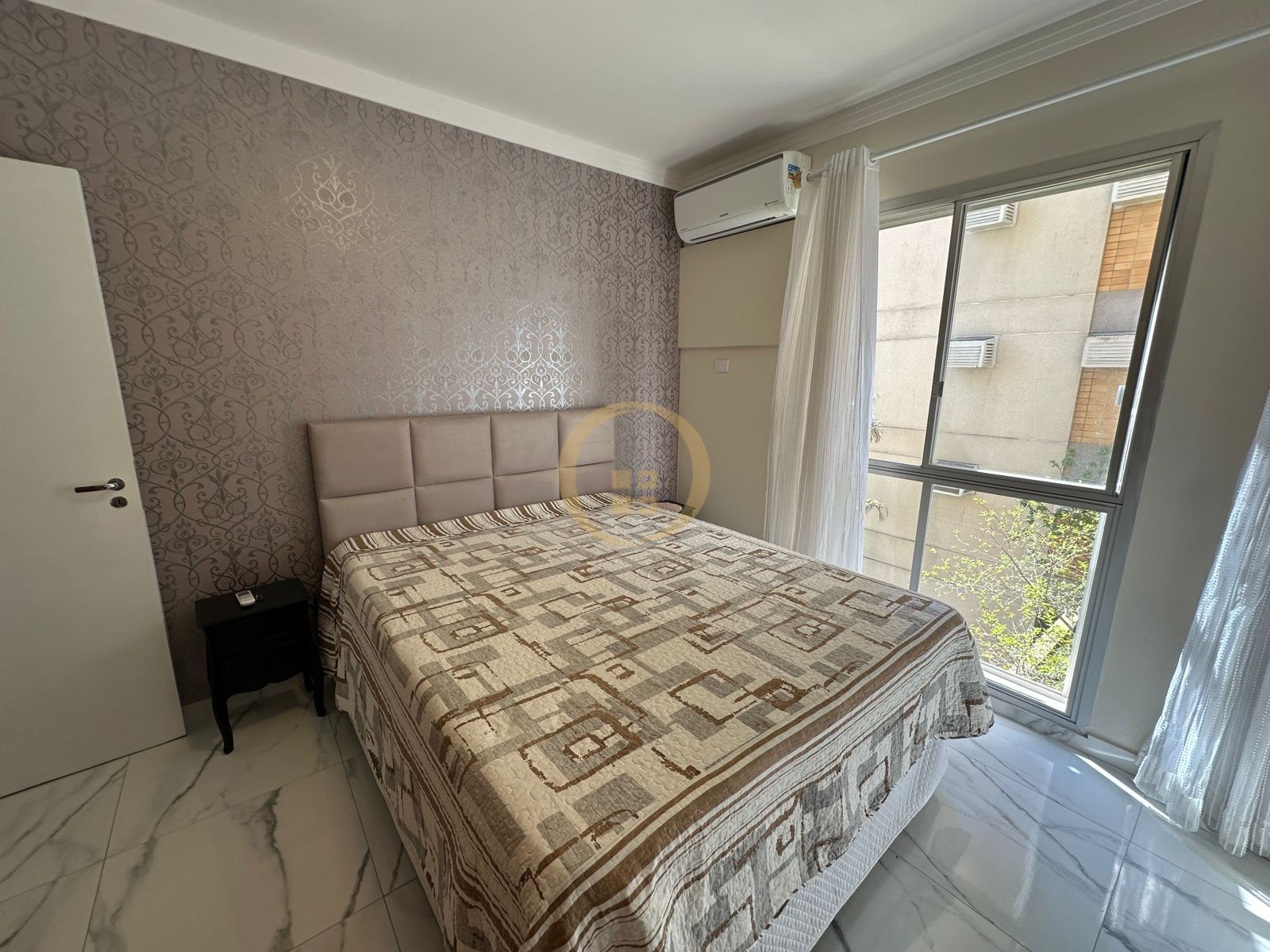 Apartamento na Praia das Pitangueiras, Guarujá - SP