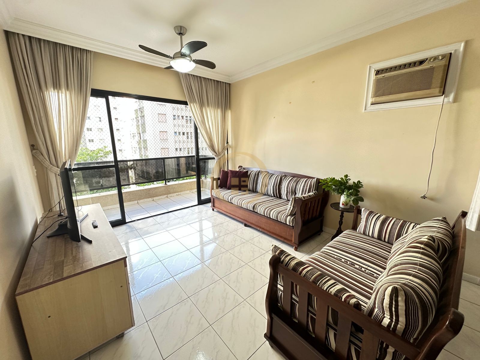 Apartamento na Praia das Pitangueiras, Guarujá - SP
