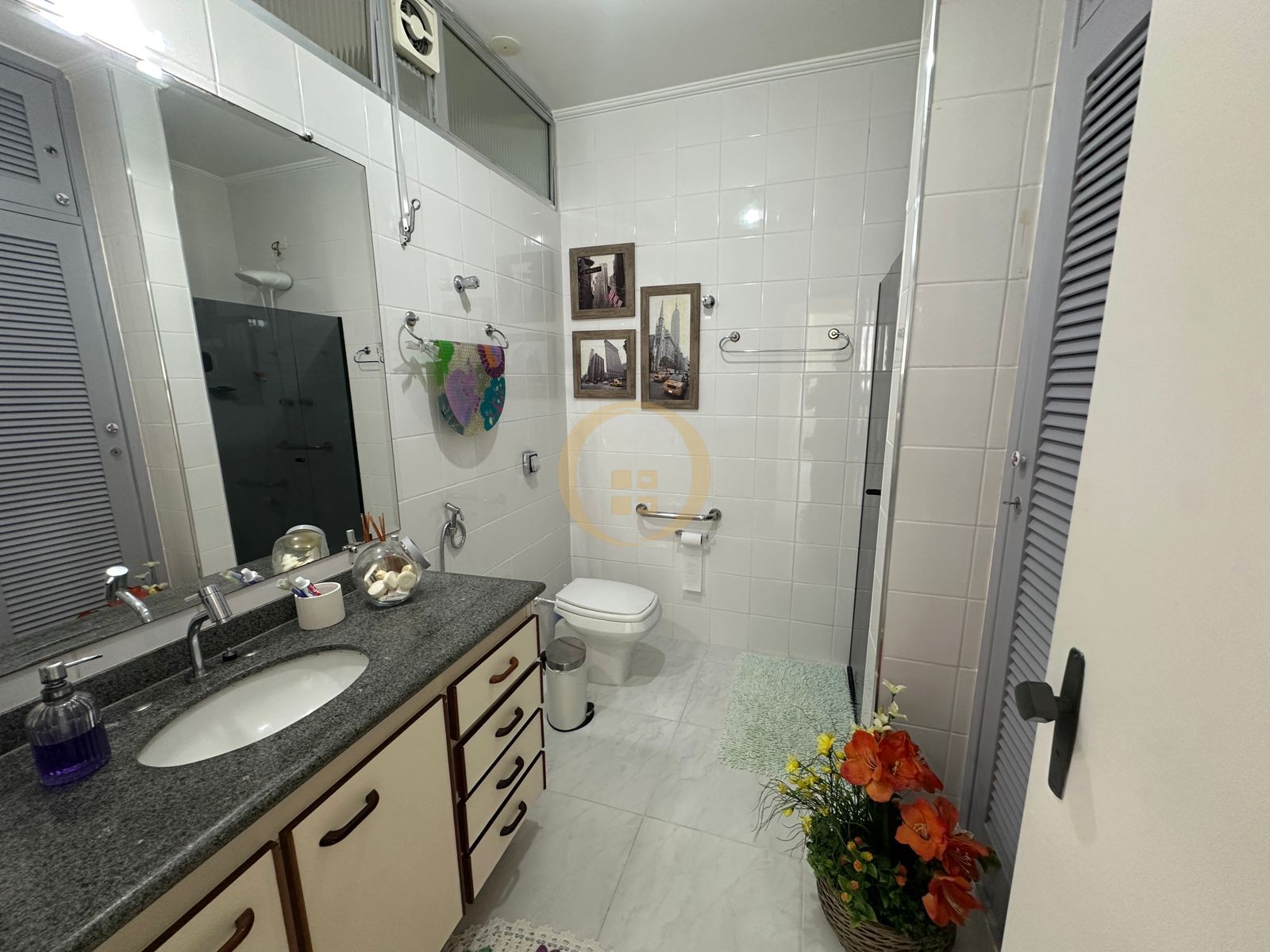 Apartamento na Praia das Pitangueiras, Guarujá - SP