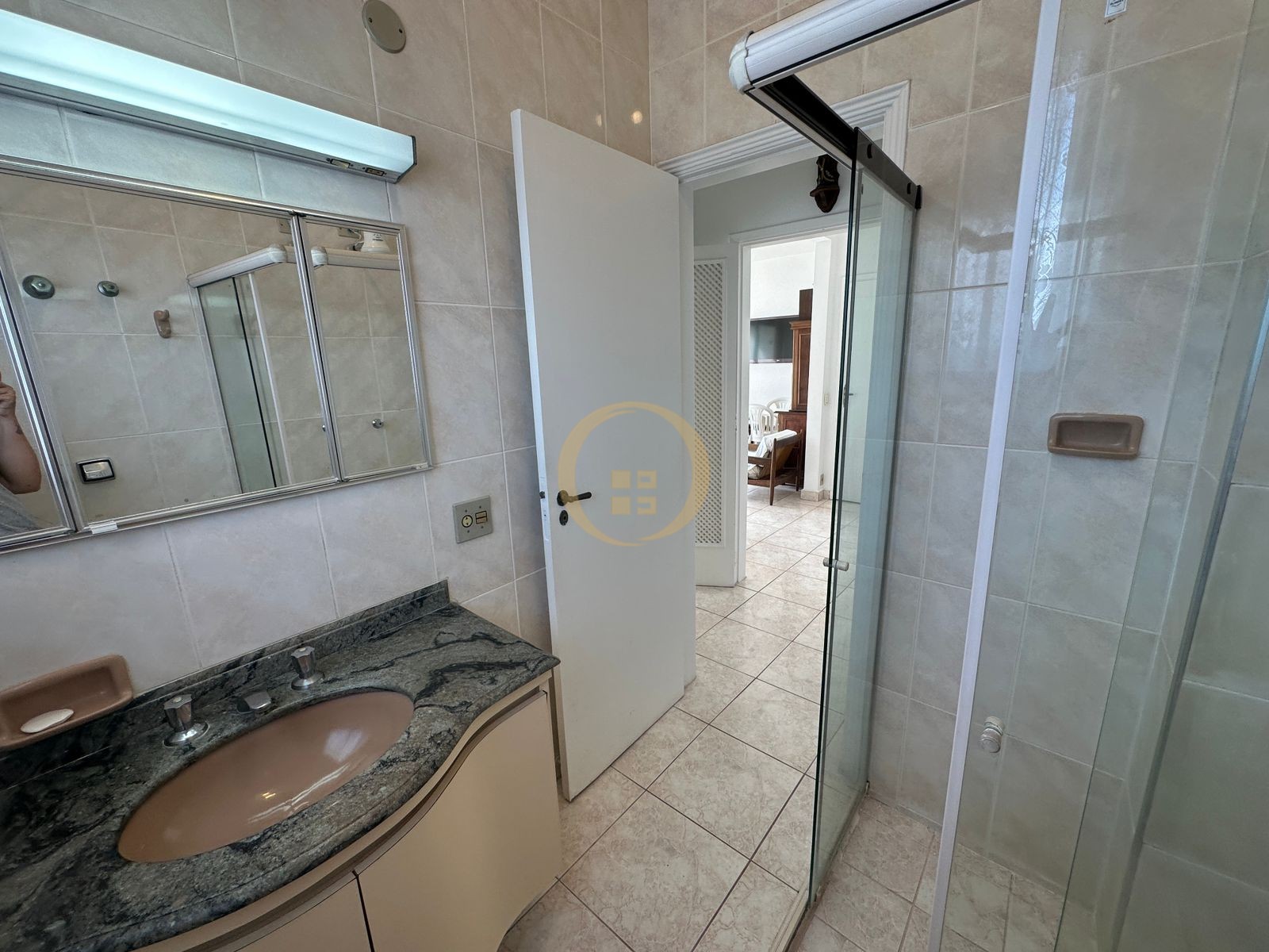 Apartamento na Praia das Pitangueiras, Guarujá - SP
