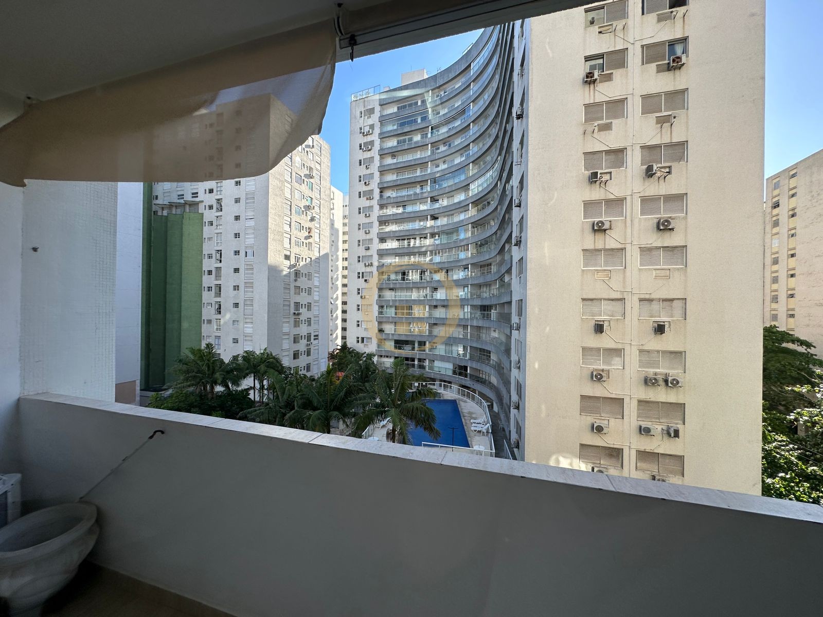 Apartamento na Praia das Pitangueiras, Guarujá - SP