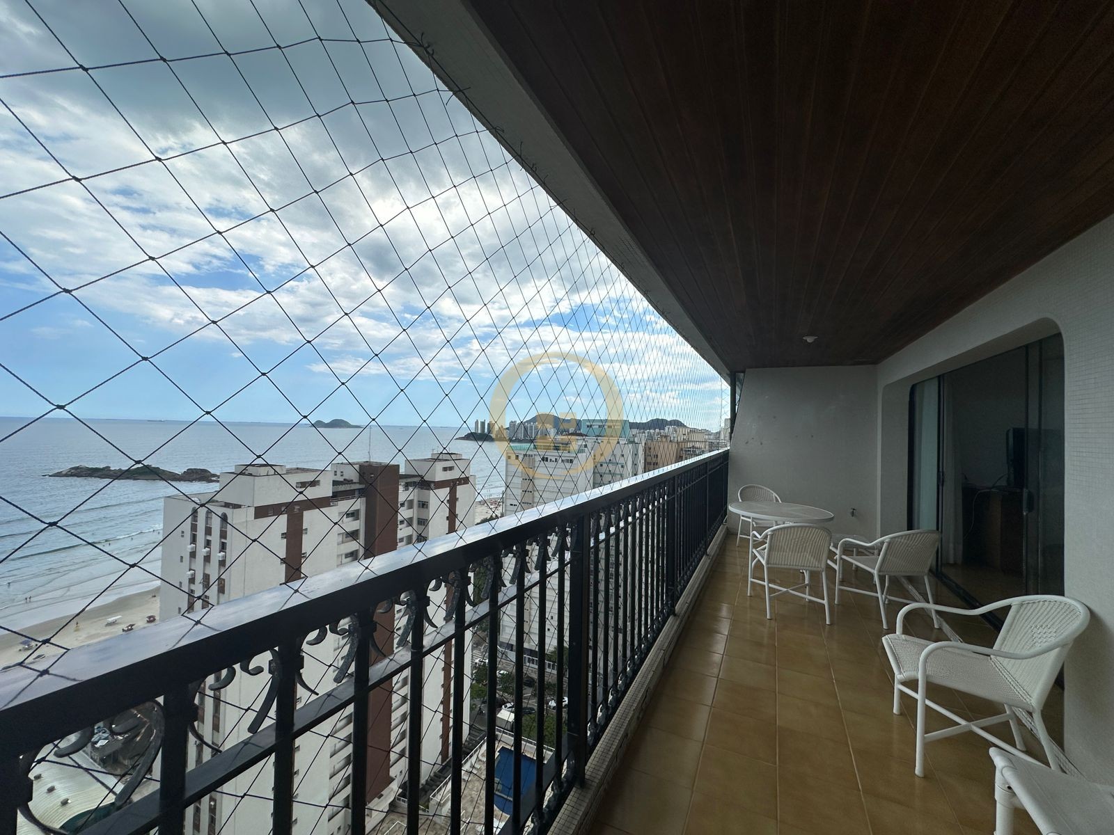 Apartamento na Praia das Pitangueiras, Guarujá - SP