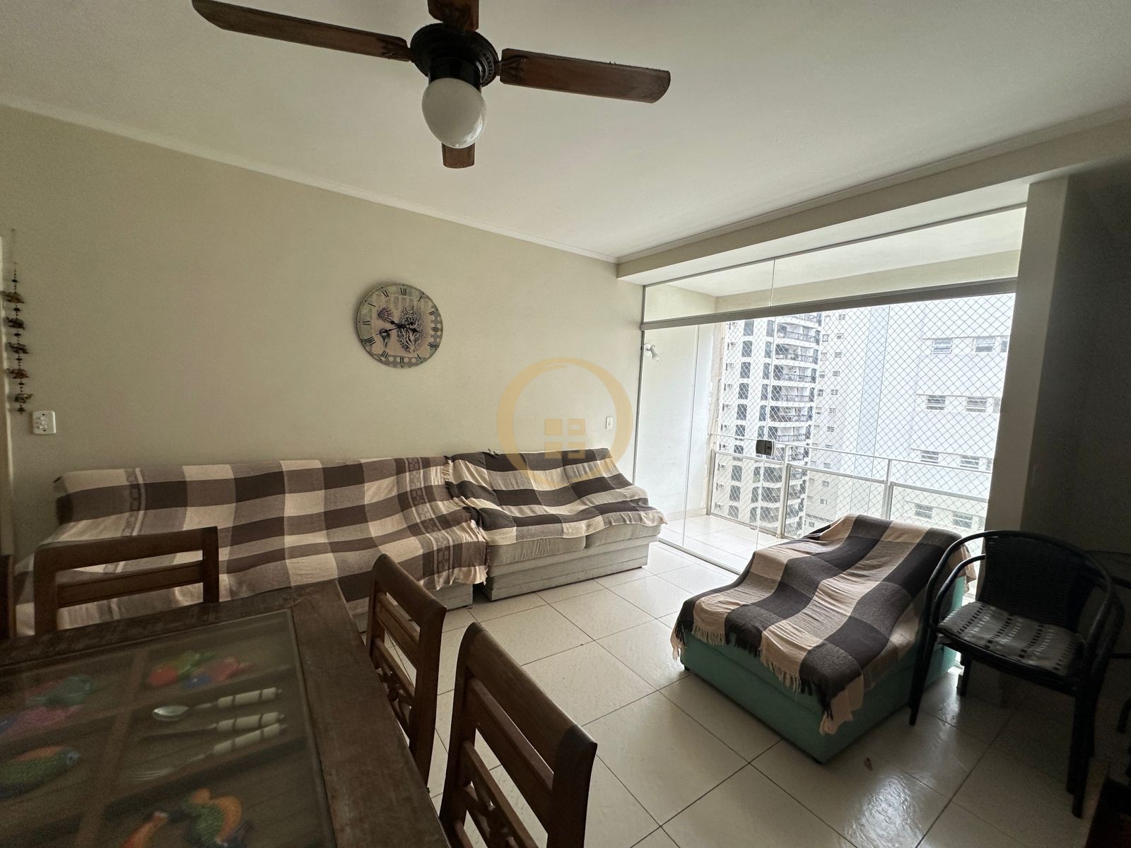 Apartamento na Praia das Pitangueiras, Guarujá - SP