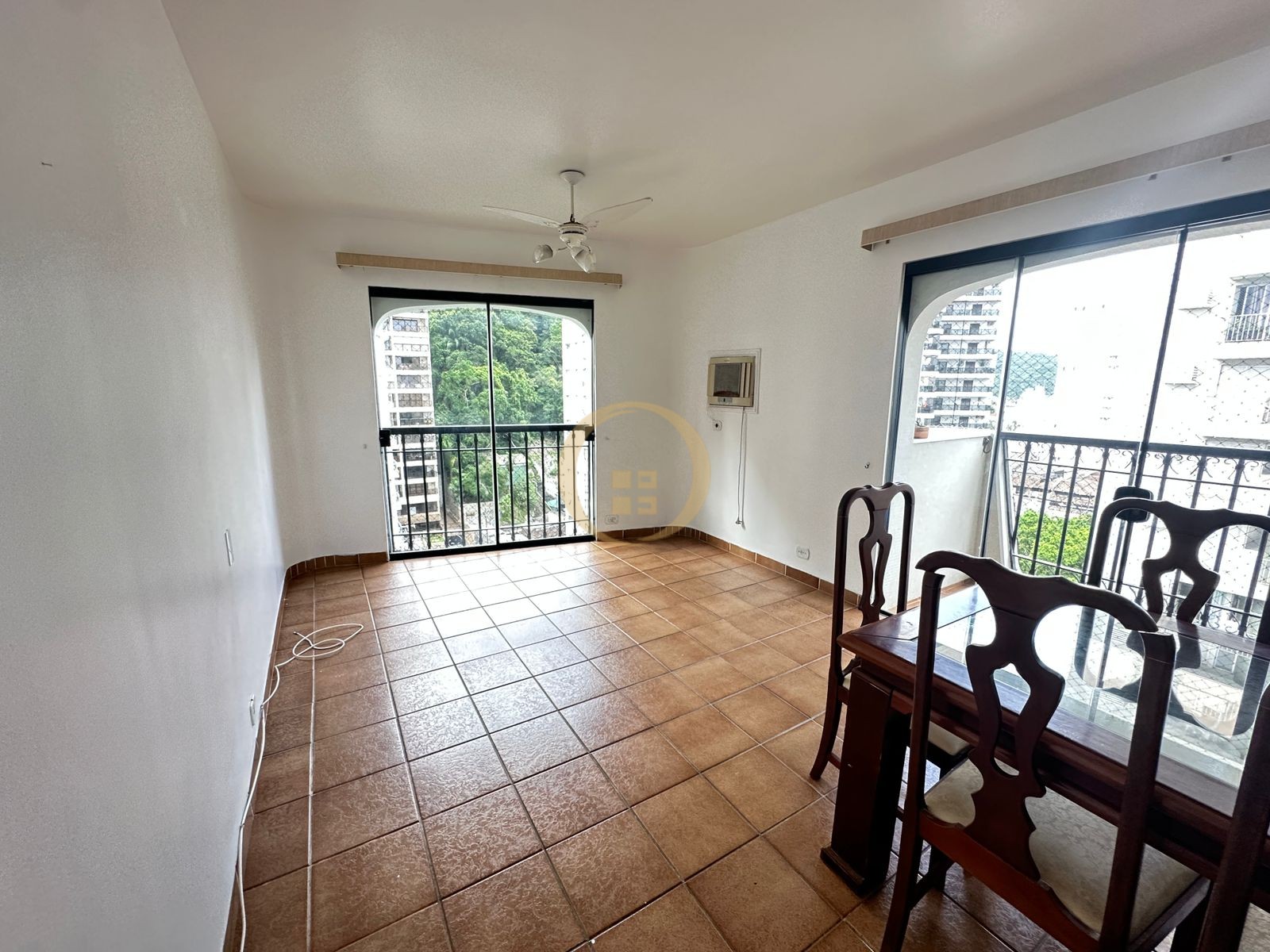 Apartamento na Praia das Pitangueiras, Guarujá - SP