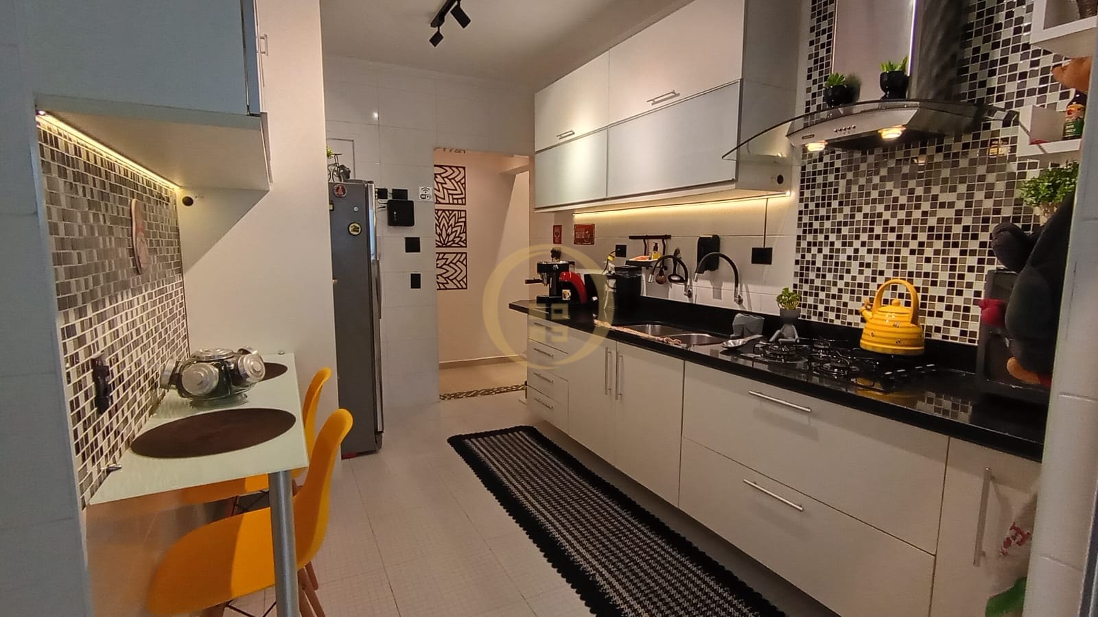 Apartamento na Praia das Pitangueiras, Guarujá - SP