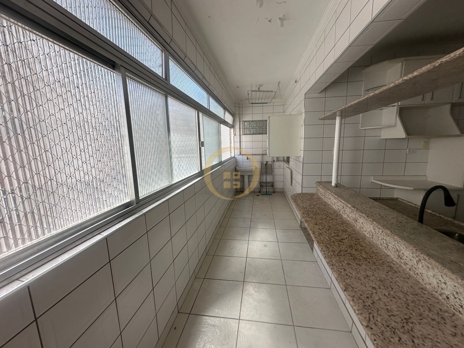 Apartamento à 50 Metros da Praia da Pitangueiras, Guarujá-SP