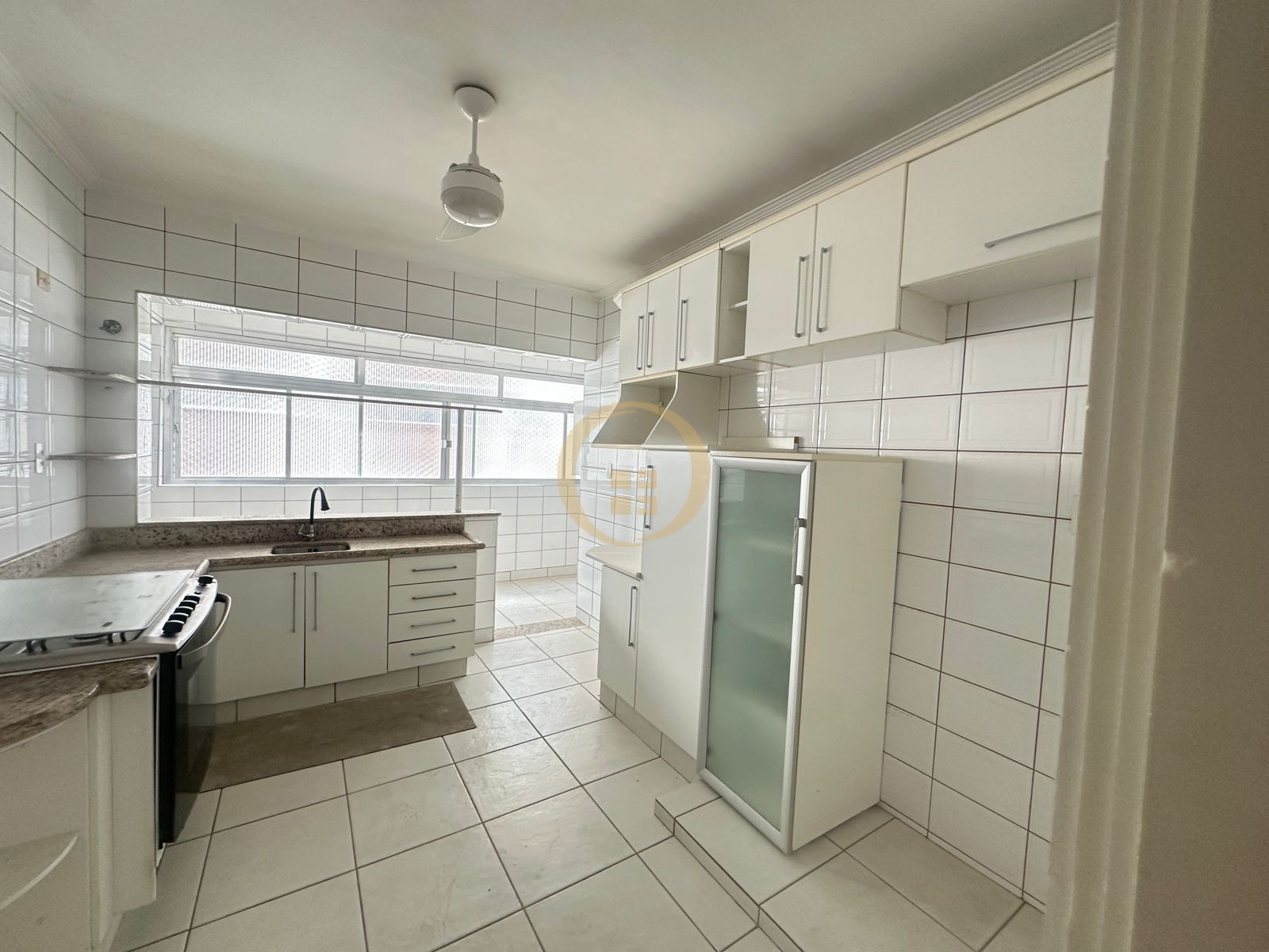 Apartamento à 50 Metros da Praia da Pitangueiras, Guarujá-SP