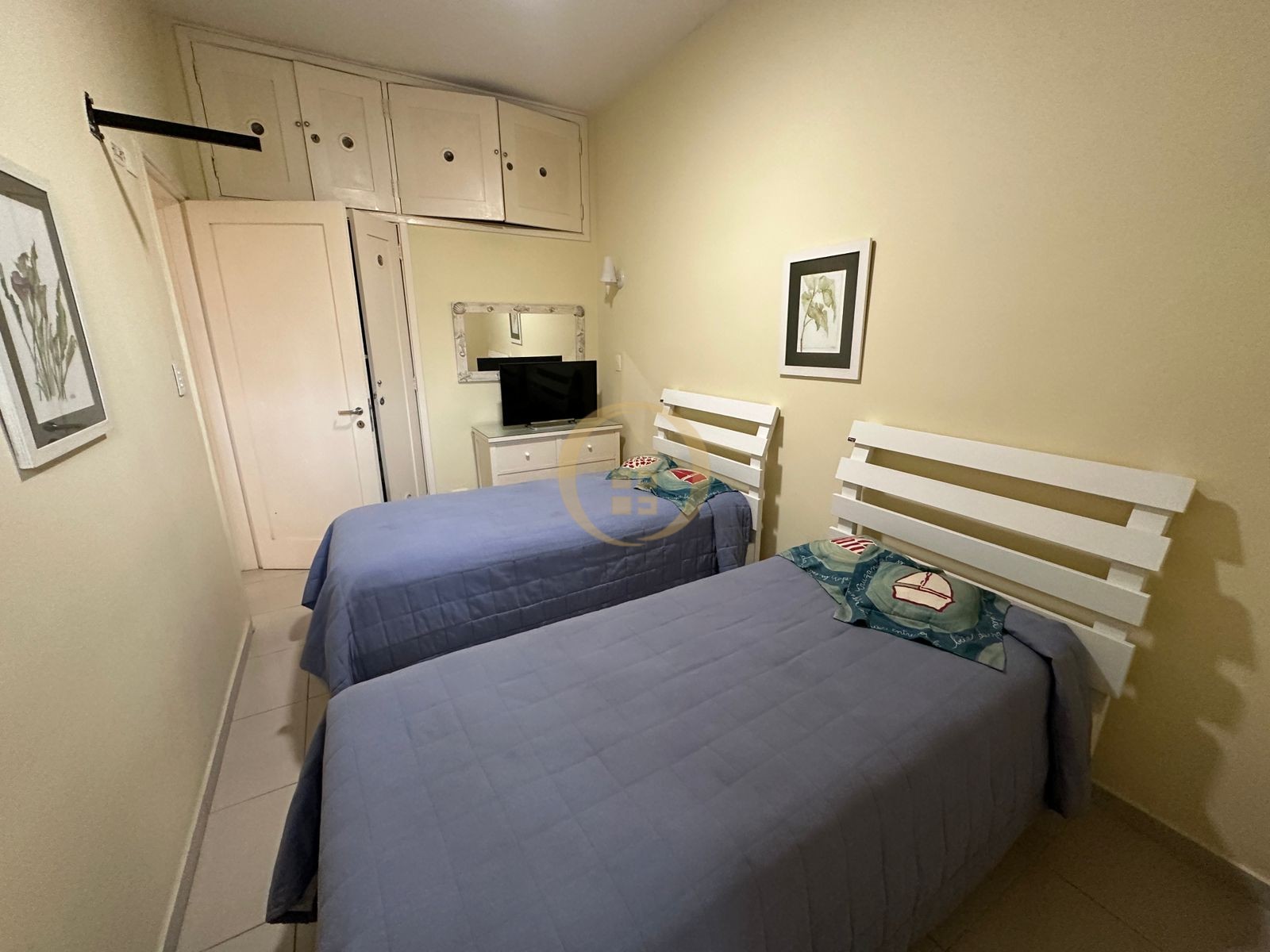 Apartamento à 100 Metros da Praia da Pitangueiras, Guarujá-S