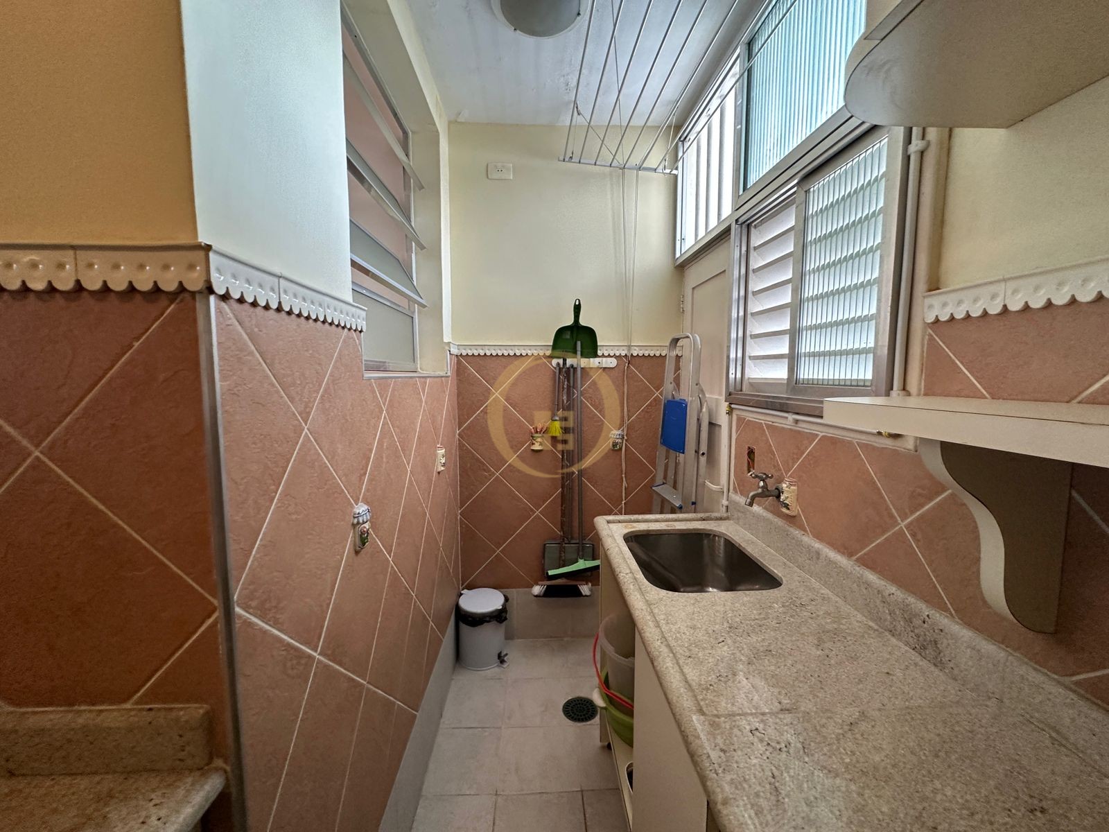 Apartamento à 100 Metros da Praia da Pitangueiras, Guarujá-S