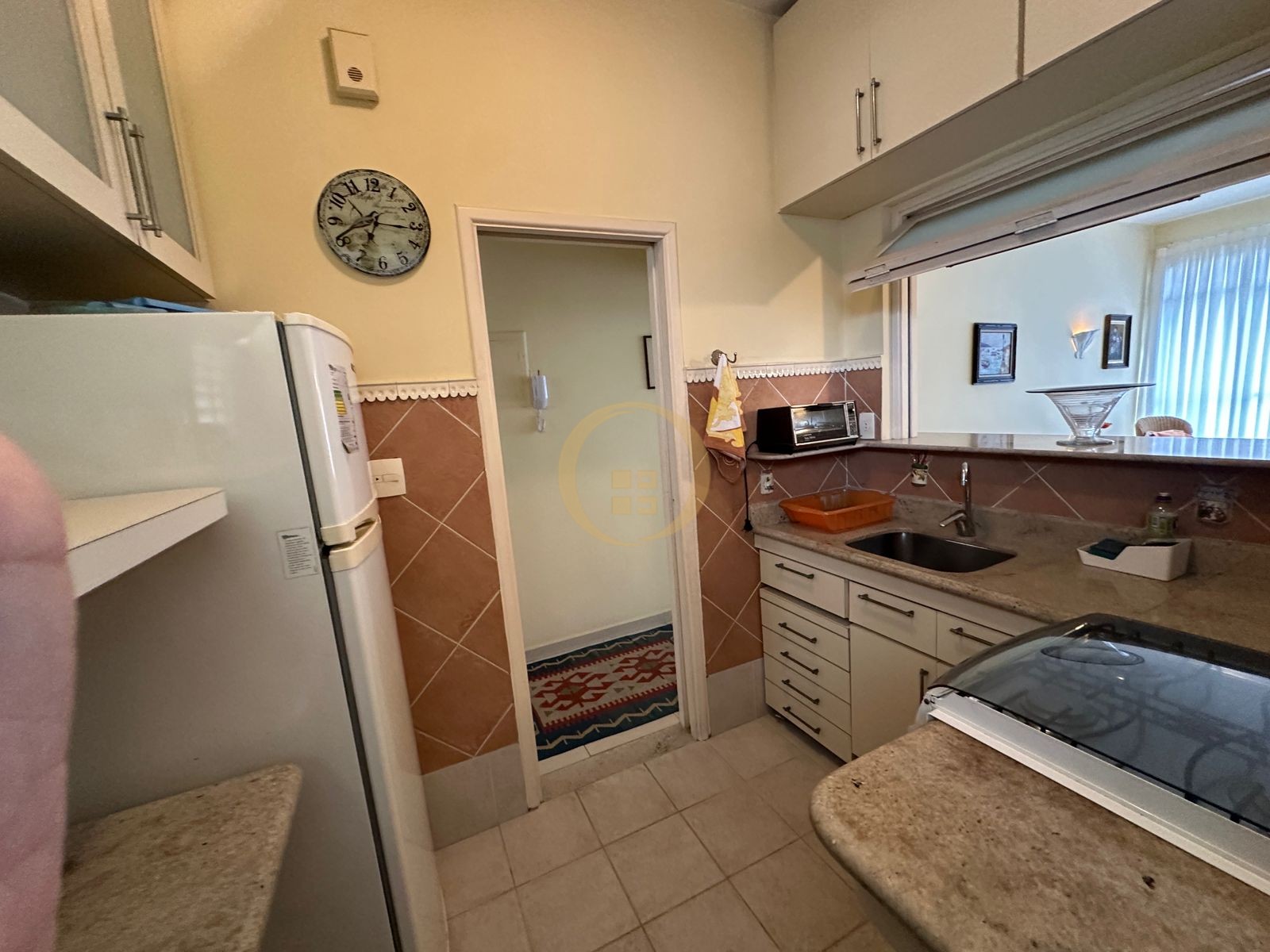 Apartamento à 100 Metros da Praia da Pitangueiras, Guarujá-S