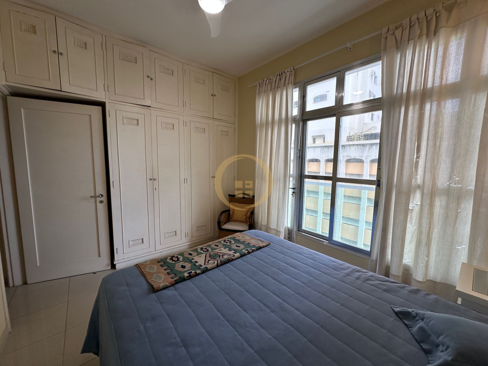 Apartamento à 100 Metros da Praia da Pitangueiras, Guarujá-S