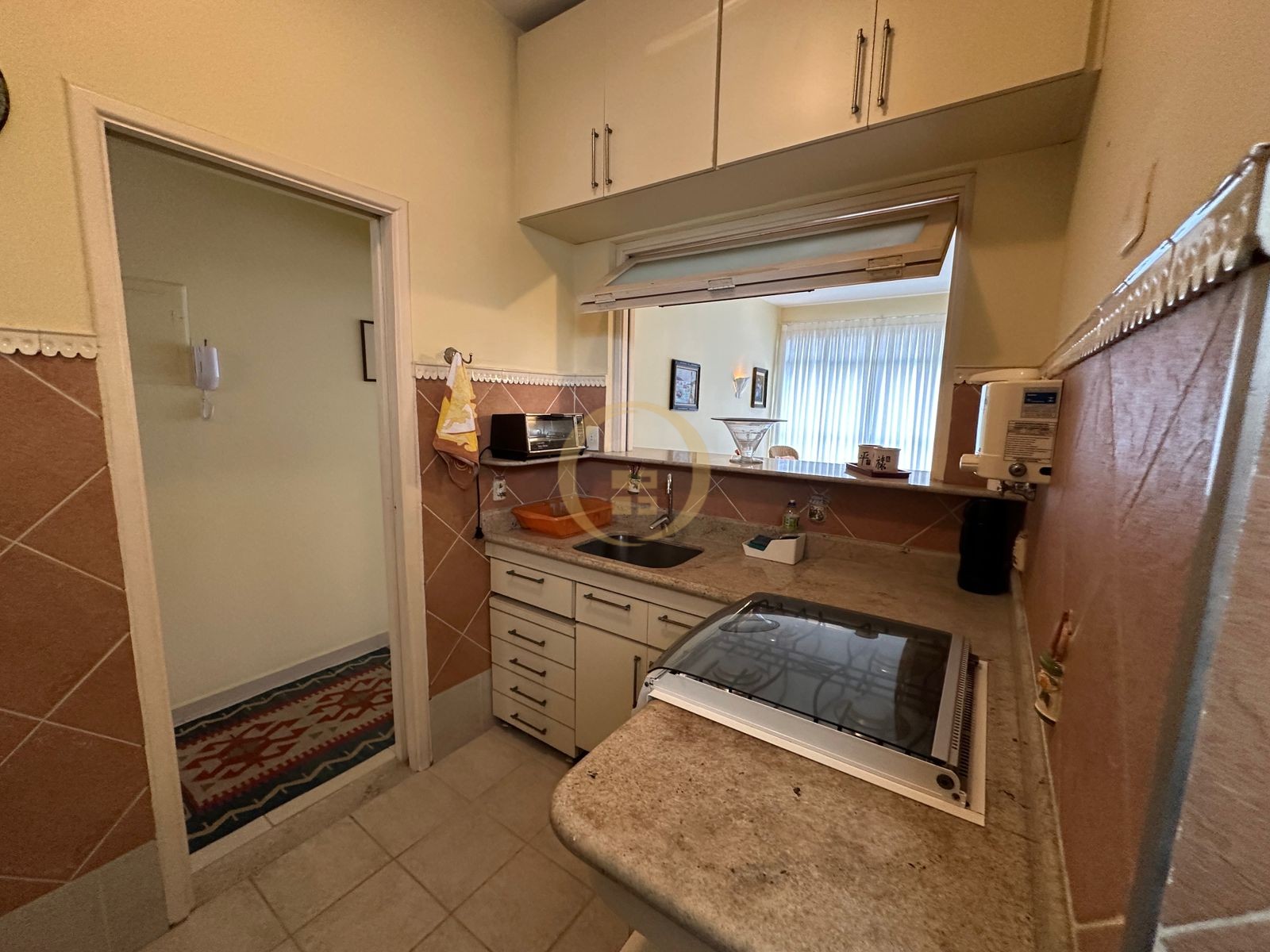 Apartamento à 100 Metros da Praia da Pitangueiras, Guarujá-S