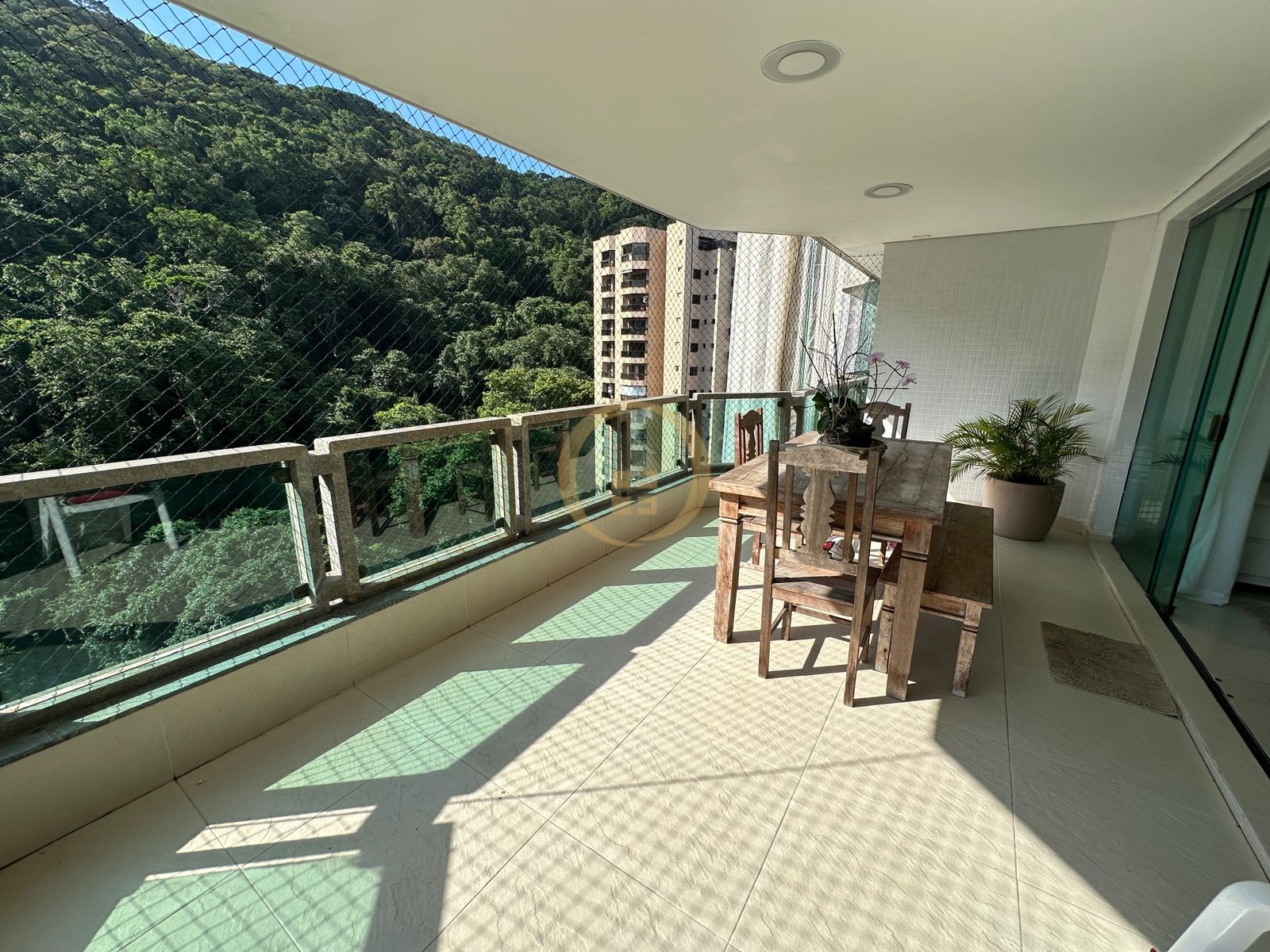 Apartamento na Praia da Pitangueiras, Guarujá - SP