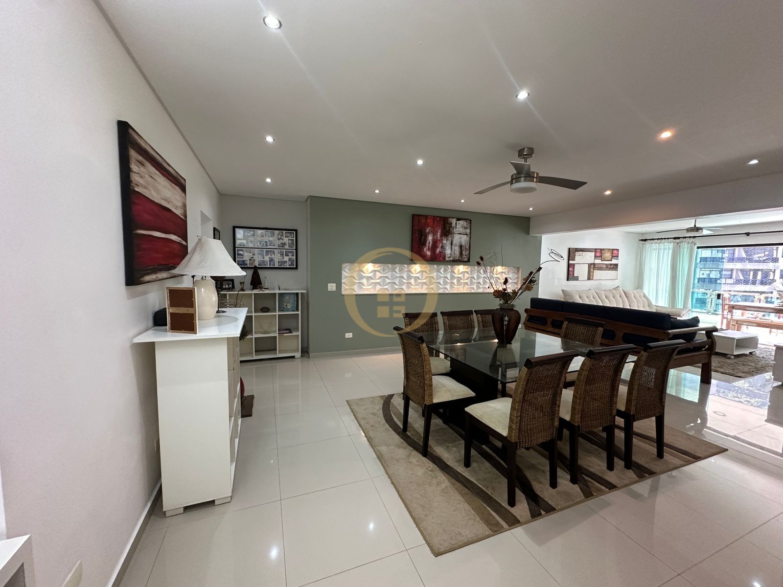 Apartamento na Praia da Pitangueiras, Guarujá - SP