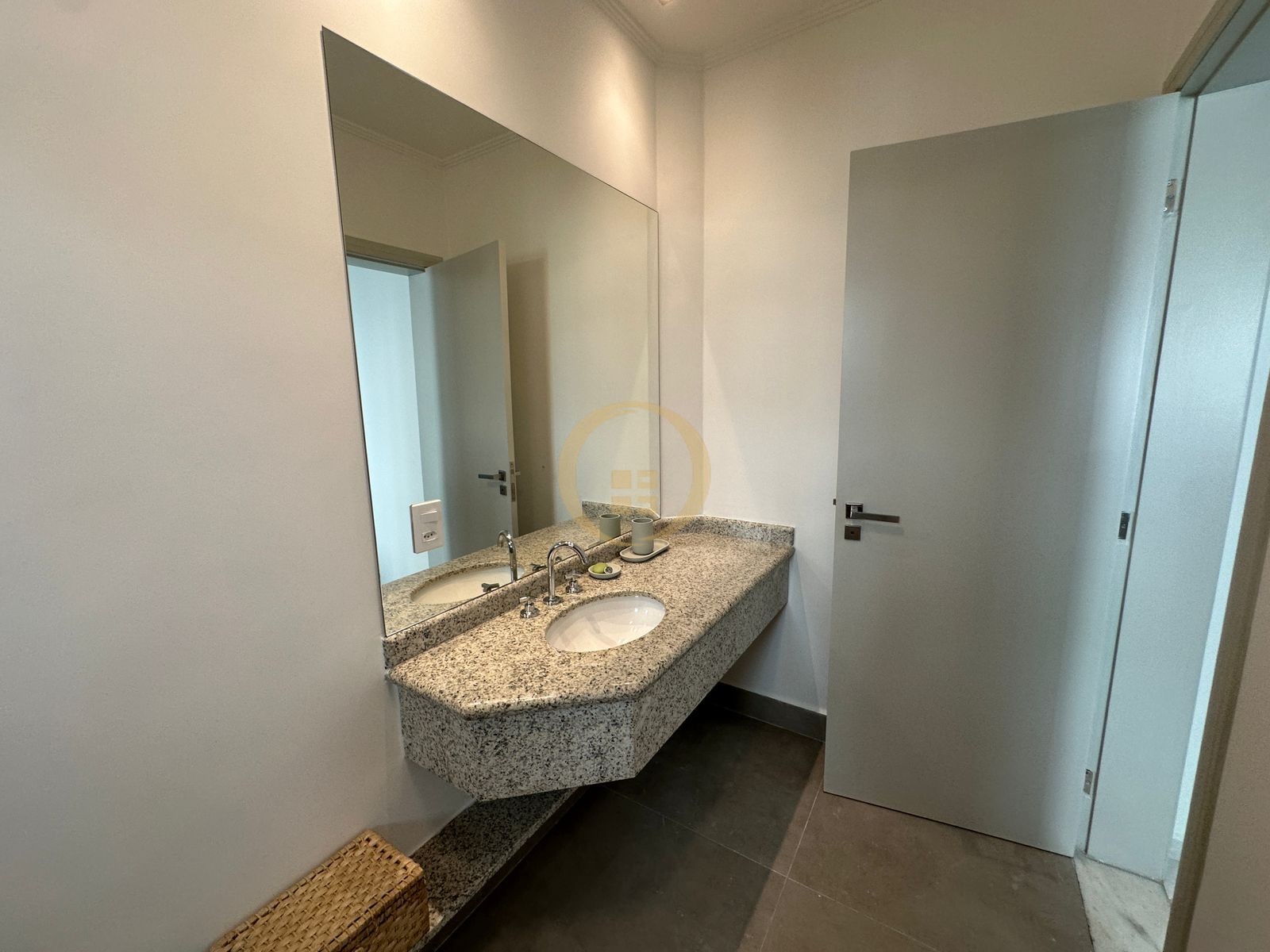 Apartamento Frente ao Mar nas Pitangueiras, Guarujá - SP