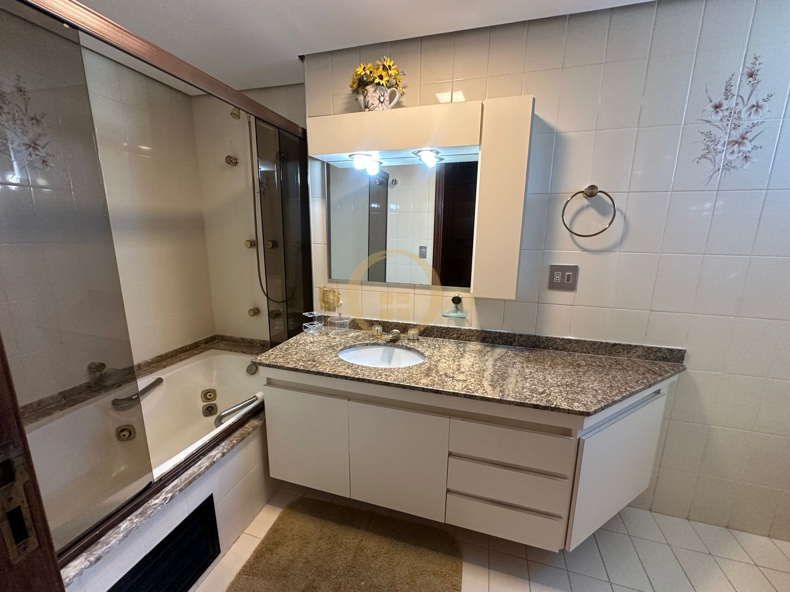 Apartamento na Praia da Enseada, Guarujá - SP