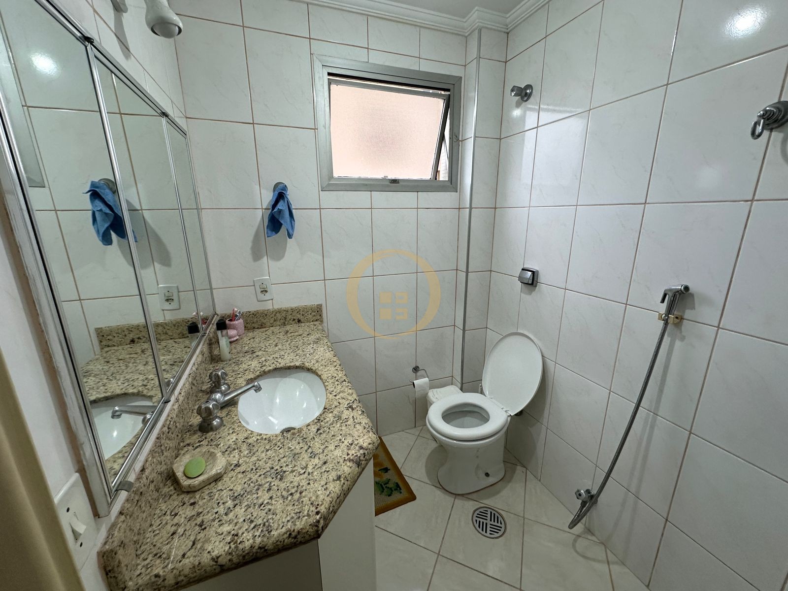 Apartamento na Praia das Pitangueiras, Guarujá - SP