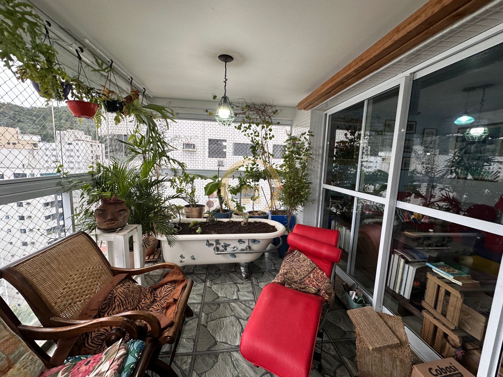 Apartamento na Praia das Pitangueiras, Guarujá - SP