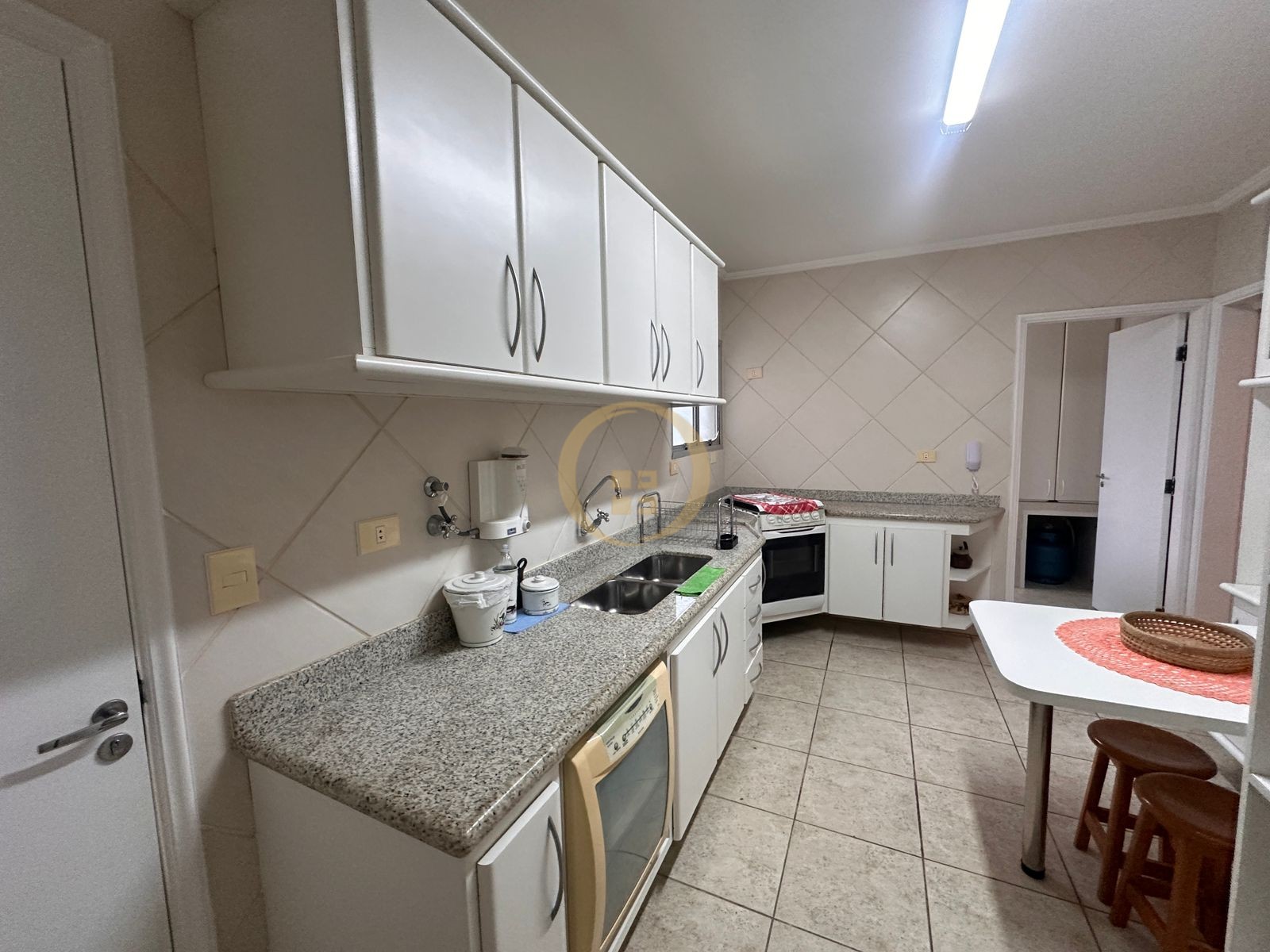Apartamento na Praia das Pitangueiras, Guarujá - SP
