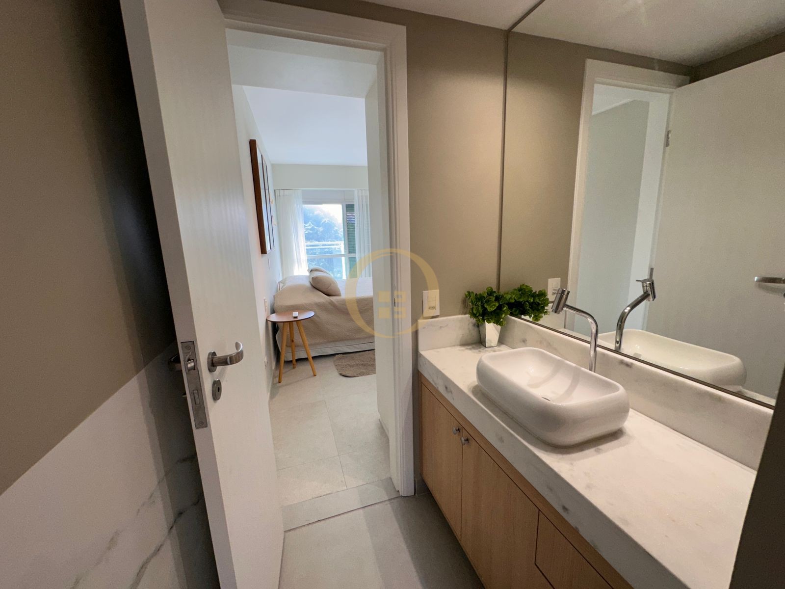 Apartamento Frente ao Mar nas Pitangueiras, Guarujá - SP