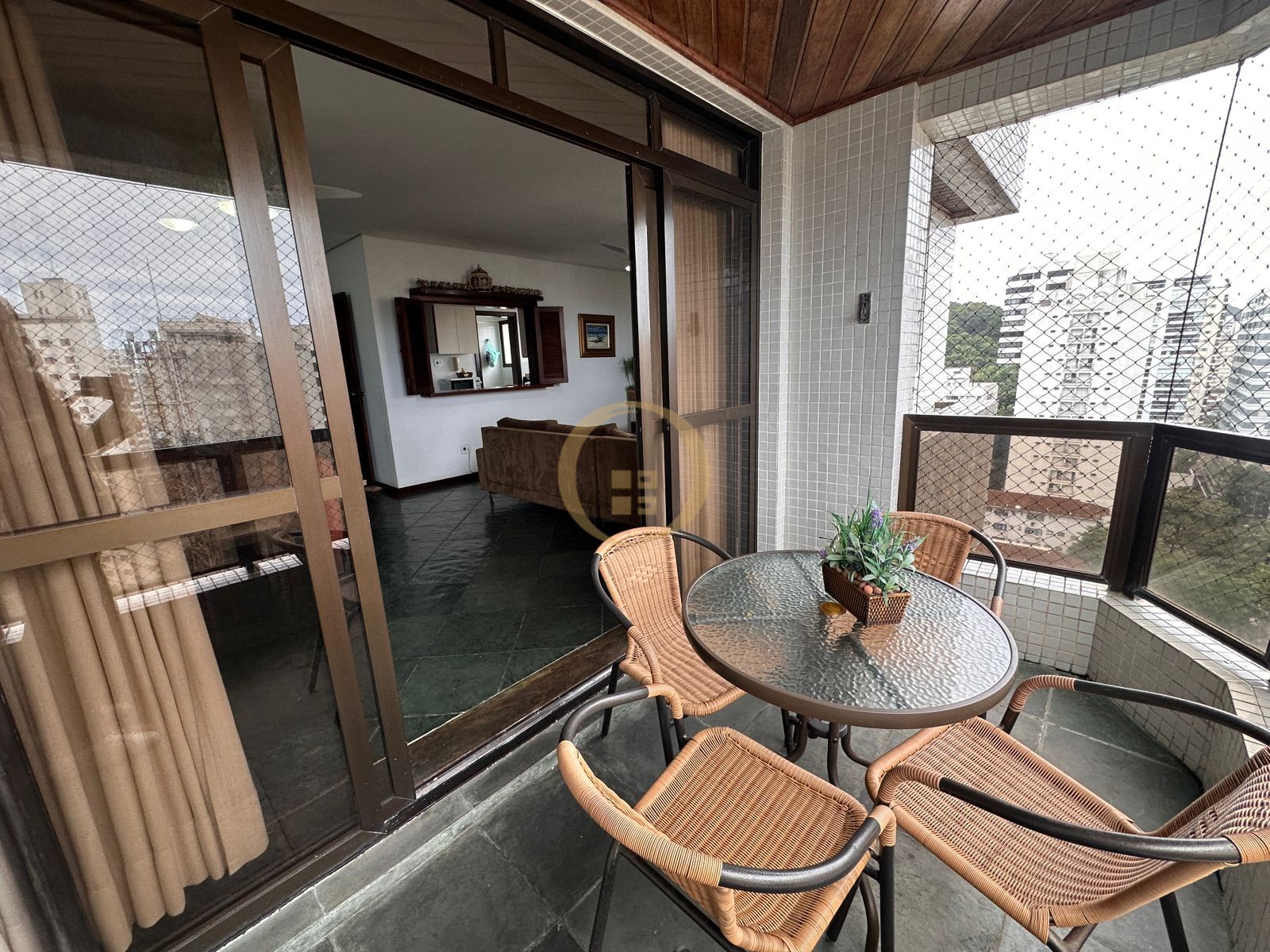 Apartamento na Praia das Pitangueiras, Guarujá - SP