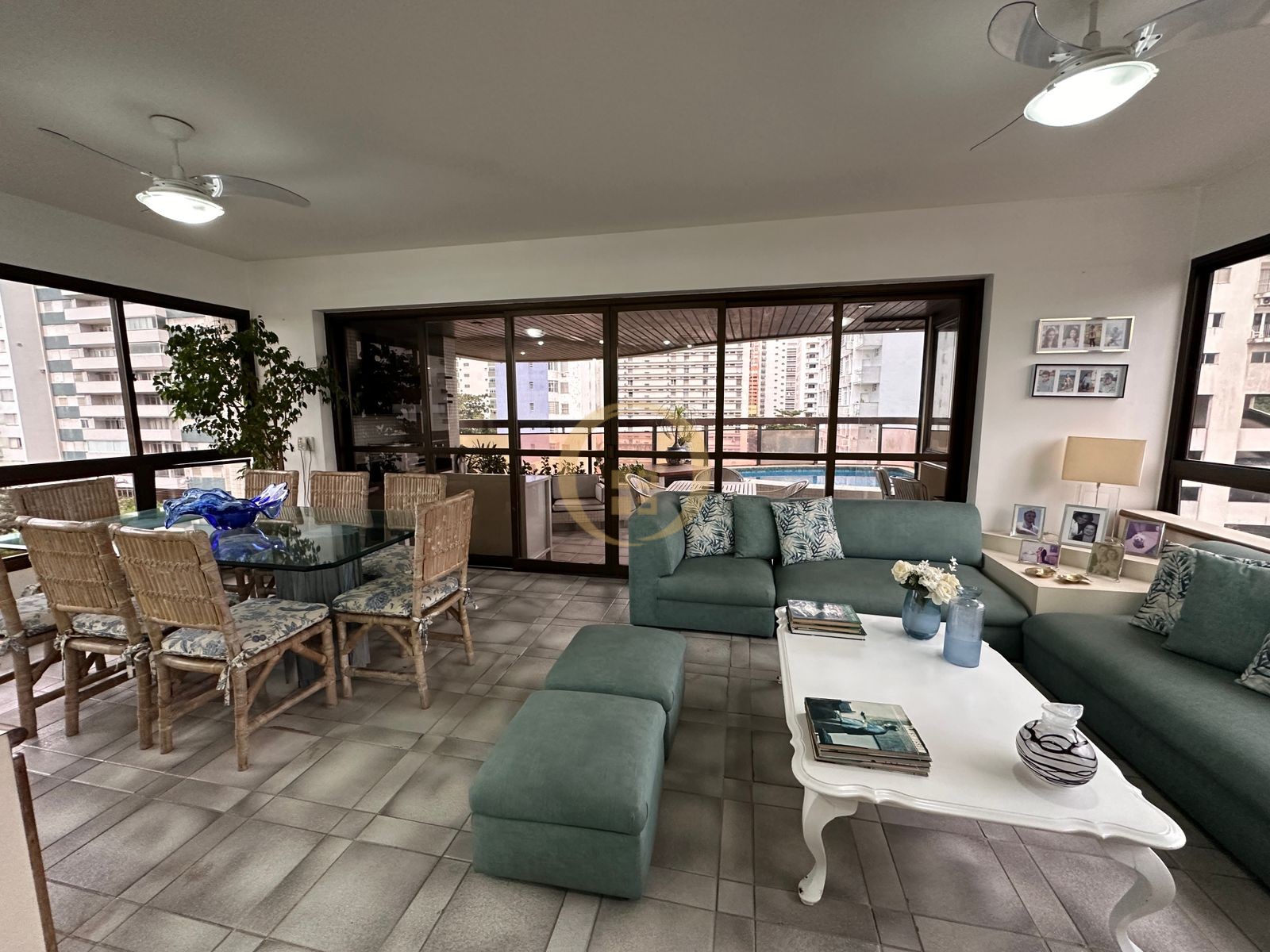 Apartamento na Praia das Pitangueiras, Guarujá - SP
