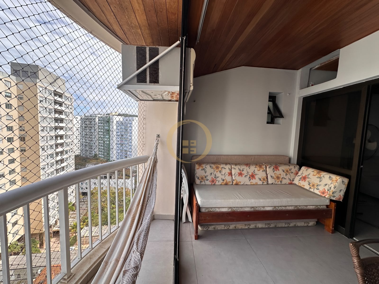 Apartamento na Praia das Pitangueiras, Guarujá - SP