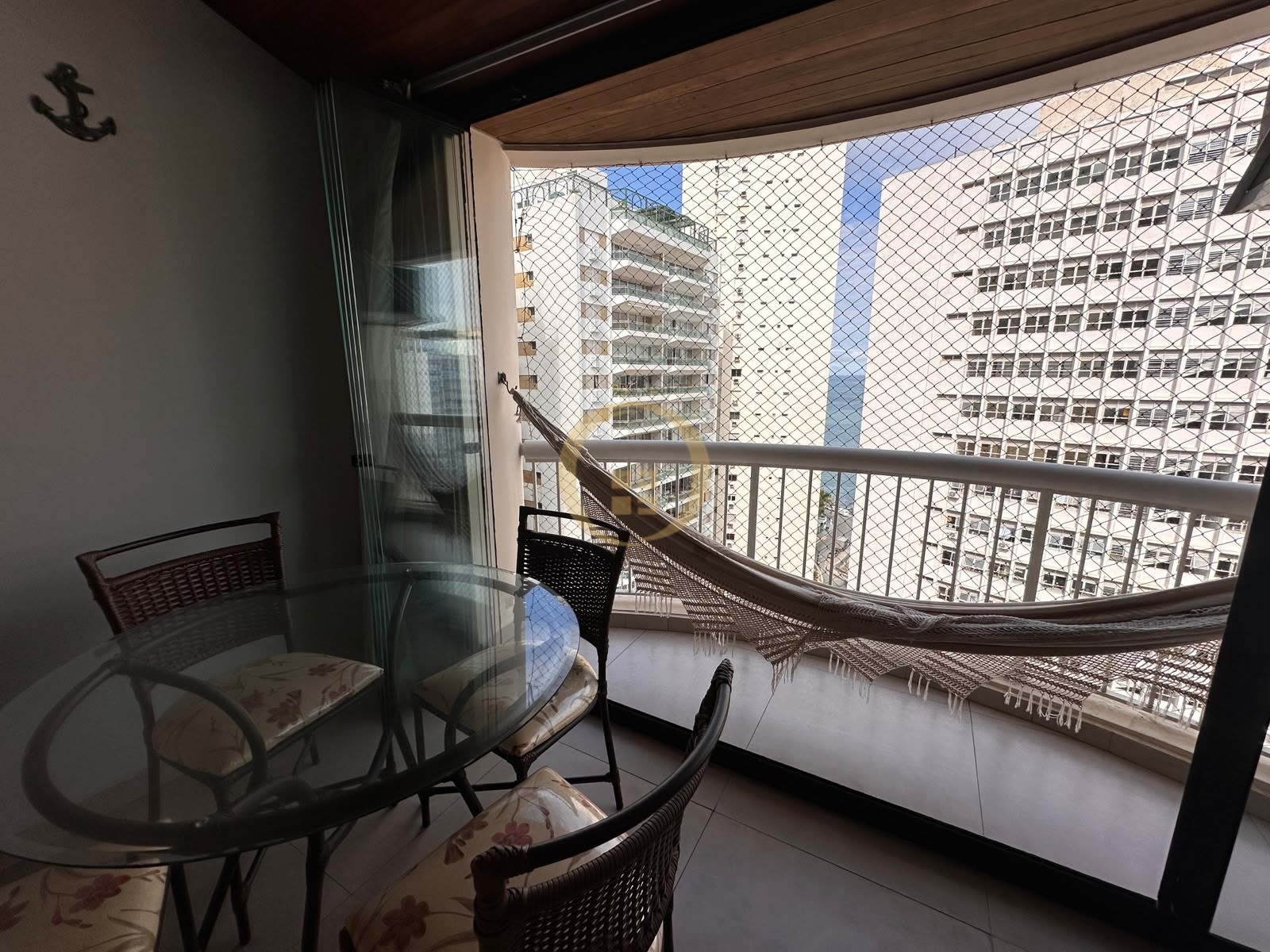 Apartamento na Praia das Pitangueiras, Guarujá - SP